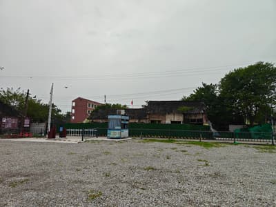 休息日的护城河畔