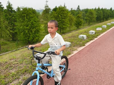 小孩的第一次25公里骑行去公园