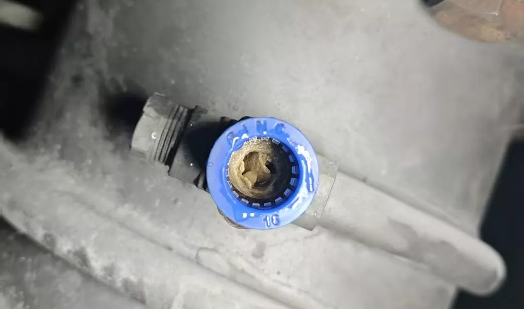 布满水垢的水管内部图