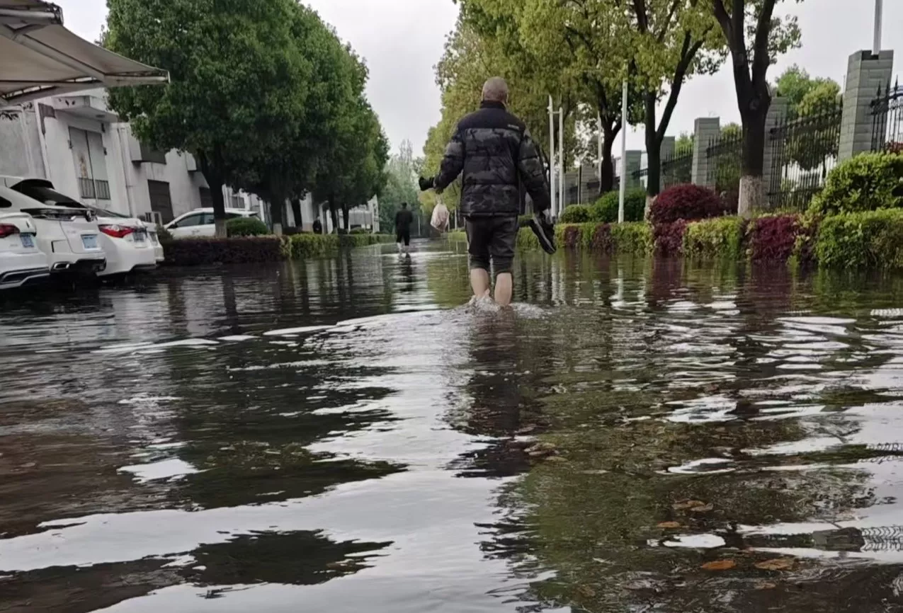 公司门前道路被积水淹没,水深约过脚踝